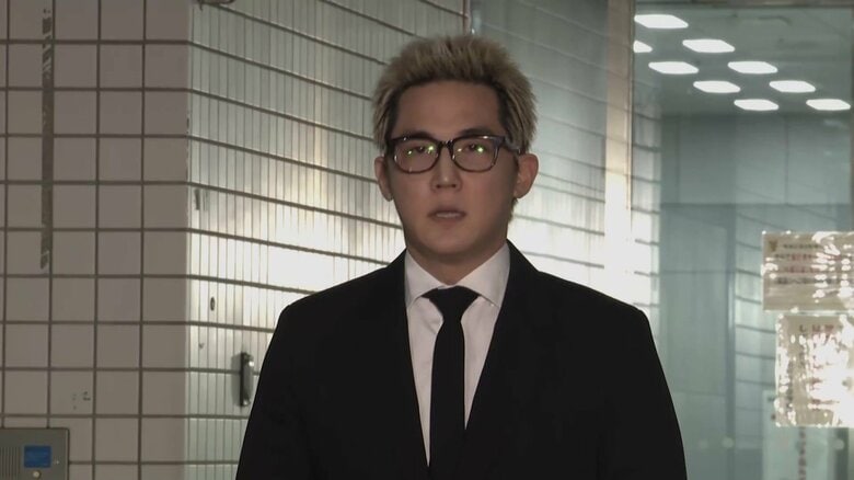 13秒間頭下げ「すみませんでした」　XG元プロデューサー・SIMON被告を保釈　保釈保証金200万円　コカイン使用の罪で起訴｜FNNプライムオンライン
