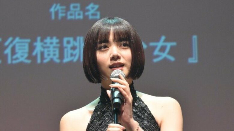 池田エライザ シックな黒のドレスで登場「道を切り開いていってほしい」“縦長動画”の映画祭でグランプリ受賞作品を絶賛｜FNNプライムオンライン
