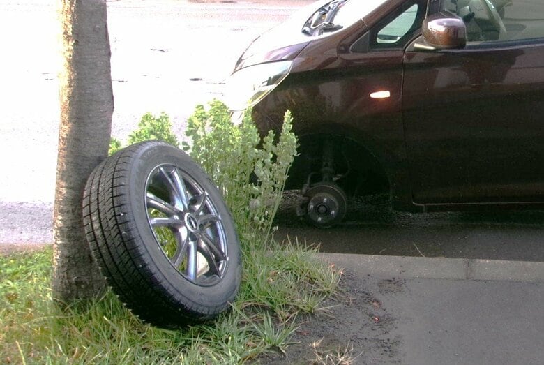 【タイヤ速報】ナット逆向きだった！冬タイヤに交換したばかりの軽自動車から左前輪が外れ30ｍ転がり無人の車に激突…3本のタイヤナット”逆向き”装着されていたことが判明―走行直後から異音も〈北海道小樽市〉｜FNNプライムオンライン