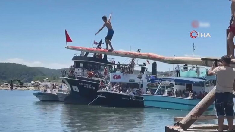 油でぬるぬる…棒を渡り旗を取ったら17万円！　トルコ伝統の大会で好珍プレー続出　優勝者は“ダイビングキャッチ”｜FNNプライムオンライン
