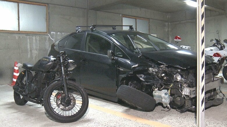 “黒のプリウス”を現場に放置…バイクの男性をはねて重傷負わせた乗用車の運転手が逃走 交差点で出合い頭に衝突｜FNNプライムオンライン
