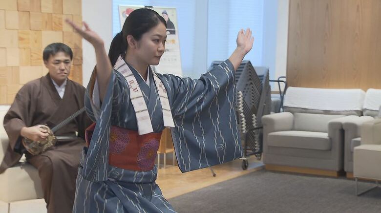 三線の音色、しなやかな踊り　沖縄県伝統の「琉球芸能」を長野県庁で披露　戦後80年の平和祈念事業の一環　1月に長野市で公演開催｜FNNプライムオンライン