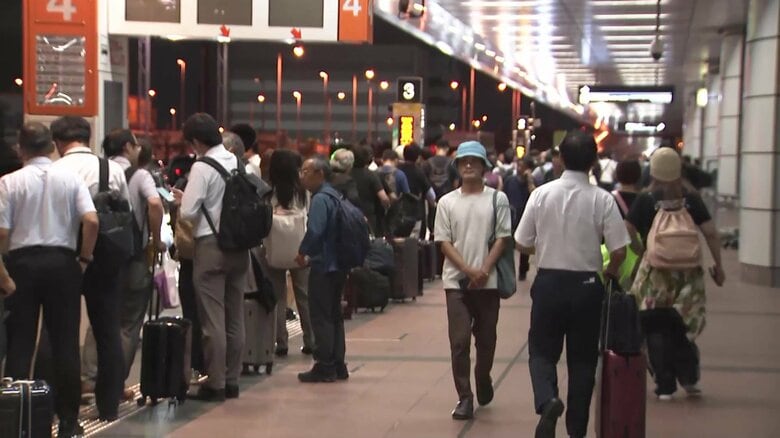 「2時半くらいまで飛行機の中」真夜中タクシー乗り場に長蛇の列も…記録的大雨で欠航相次ぎ多くの人が羽田空港で一夜　きょうも羽田－関空便含む一部欠航｜FNNプライムオンライン