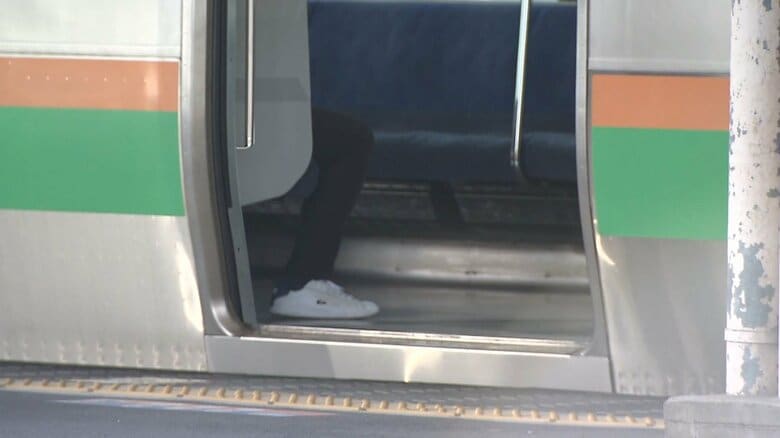 宮本被告は、電車内の優先席に寝そべり、タバコを吸っていたという。