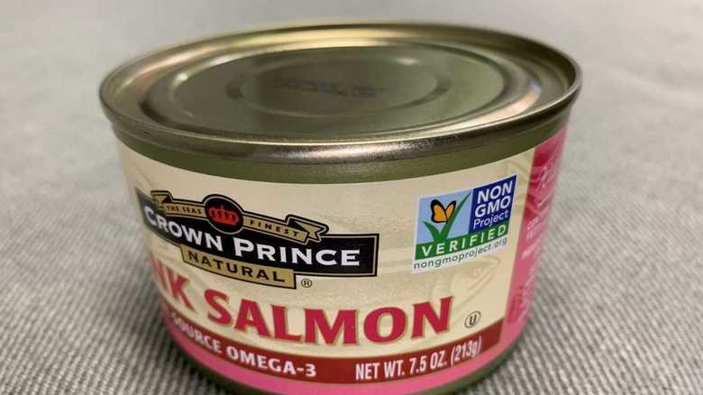 アメリカで売られているサーモンの缶詰の中には第三者機関による非遺伝子組み替え食品の認定マーク「NON GMO Project Verified」(右上)が付いているものもある