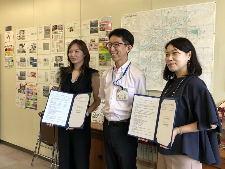 大阪市市民局長を訪問 (左)桐部遥奈理事長(右)出水眞由美代表
