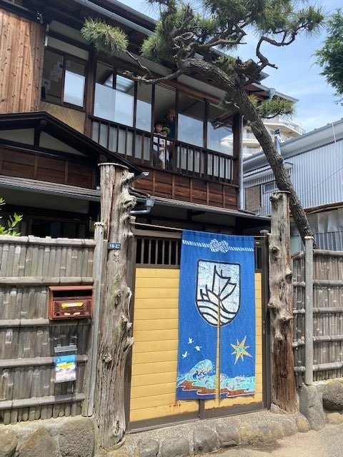 江ノ電江ノ島駅近くの日本家屋が湘南ホクレア学園だ