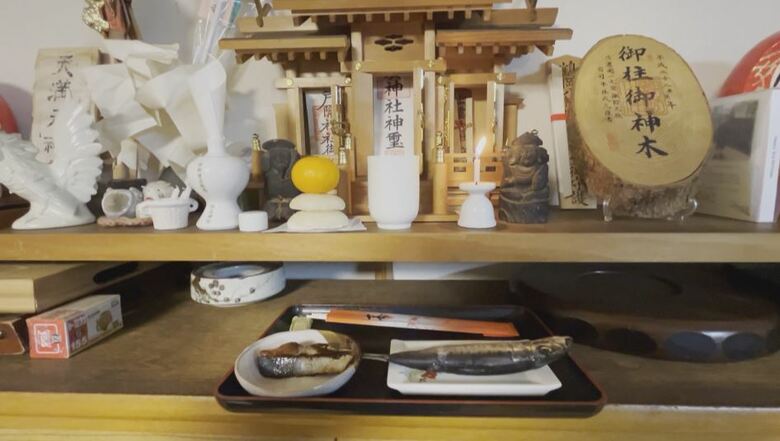 イワシを神棚に供える