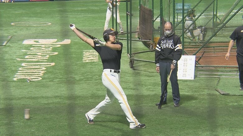 王貞治球団会長の指導を受ける柳田