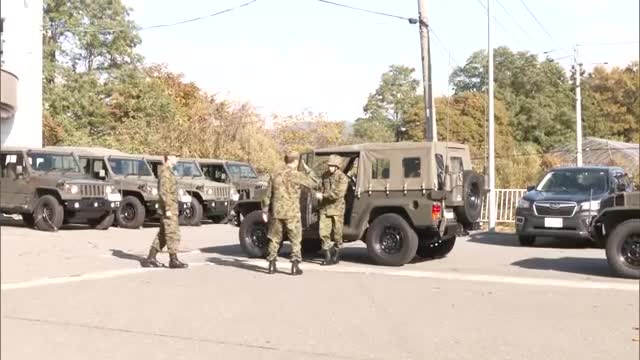 鹿角市花輪の柴平地域活動センターに到着した自衛隊員（5日午後1時ごろ）