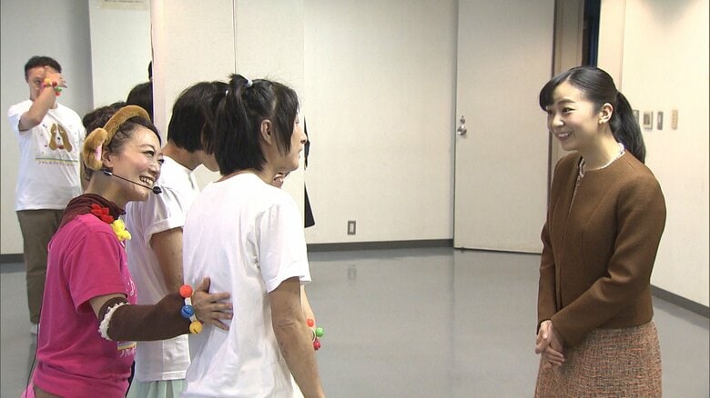 2019年10月開催の障害者ダンス大会「ドレミファコンサート」後に懇談される佳子さま