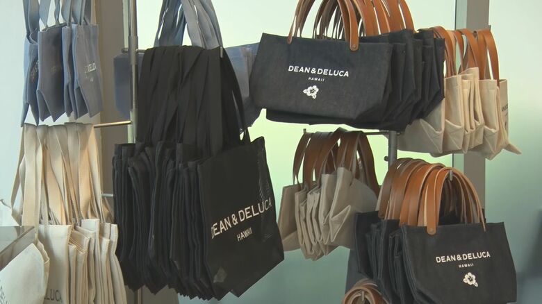 タッグを組んだのは、このトートバッグで日本人観光客にもおなじみの飲食店