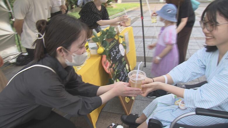 病院の駐車場に並んだキッチンカーと屋台　患者たちが列をつくった