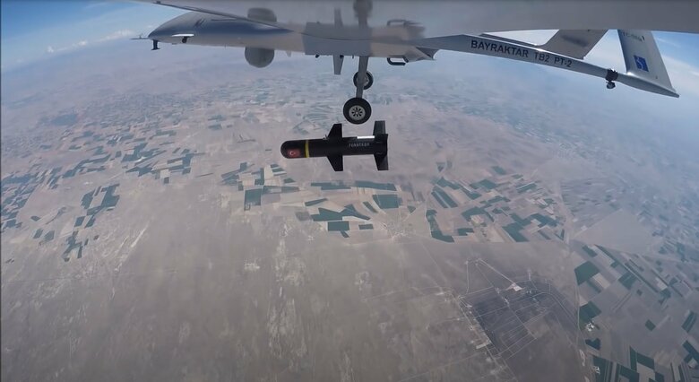 TB2ドローンから投下されたMAM-Lマイクロ精密誘導爆弾