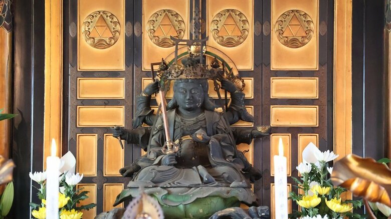堂内に祀られた「辯才天」像（編集部撮影）