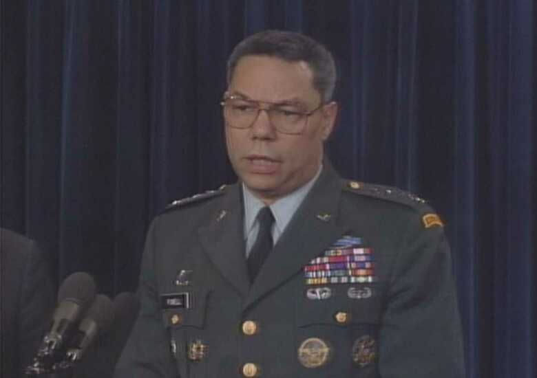 湾岸戦争の作戦に関する会見をするパウエル統合参謀本部議長　1991年1月17日