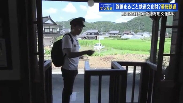 隼駅で案内人の山村さんを待つ野川キャスター