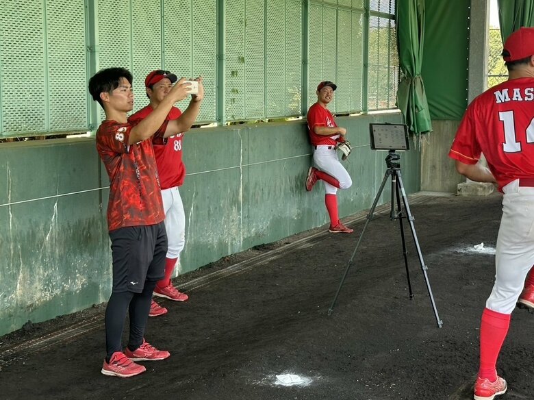 分析機器を使い、投手1人1人にフィードバックを行う