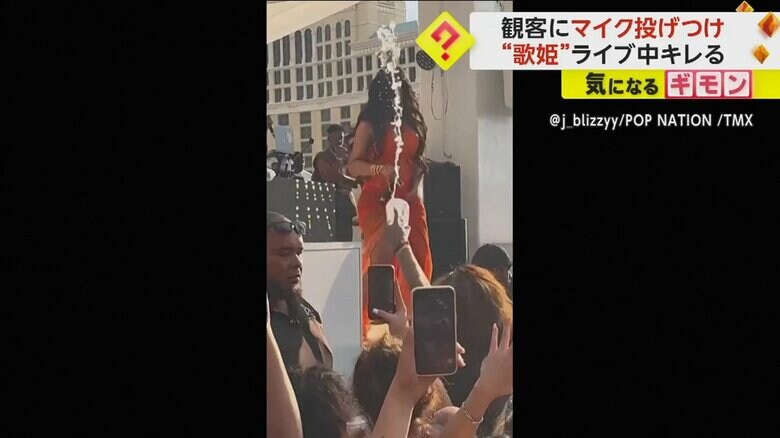 客から水をかけられるカーディ・Bさん