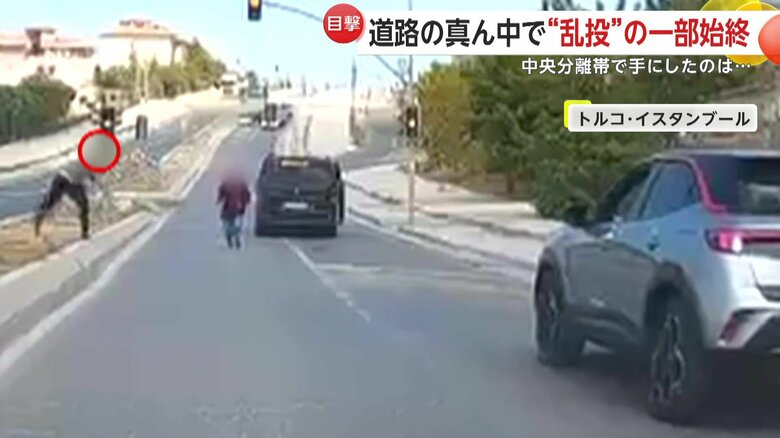 走行中にトラブルとなった2台の車