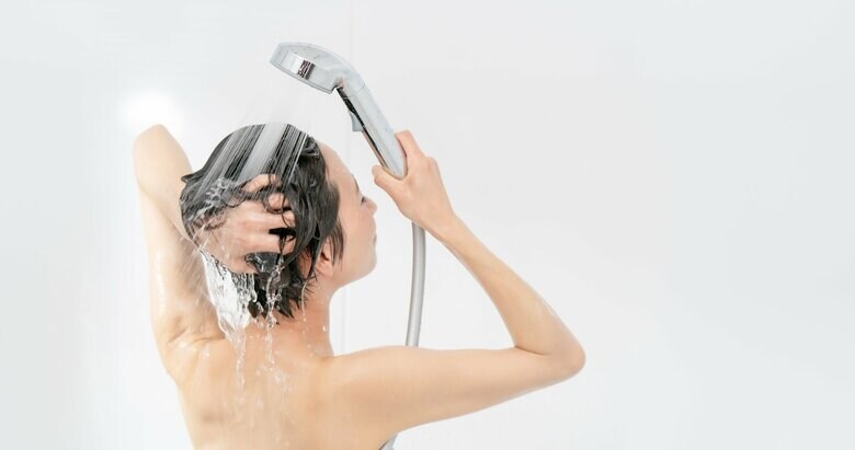 耳の後ろや襟足はすすぎが甘くなりがちなので注意（画像はイメージ）