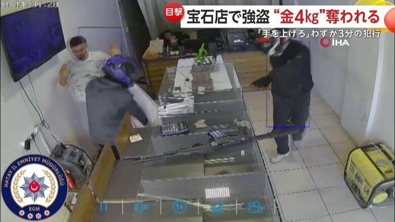 ショーケースの中の貴金属を余すことなく袋に詰めていった犯人