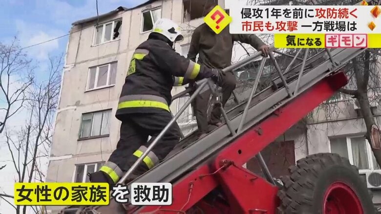 救助隊がはしごを下りる
