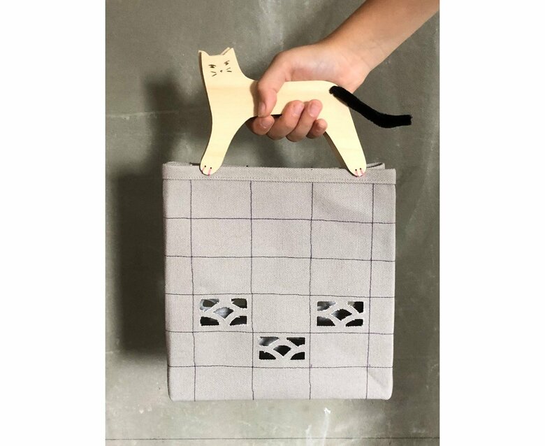 完成した「ブロック塀のネコ」バッグ（提供：あるる工作会社さん）