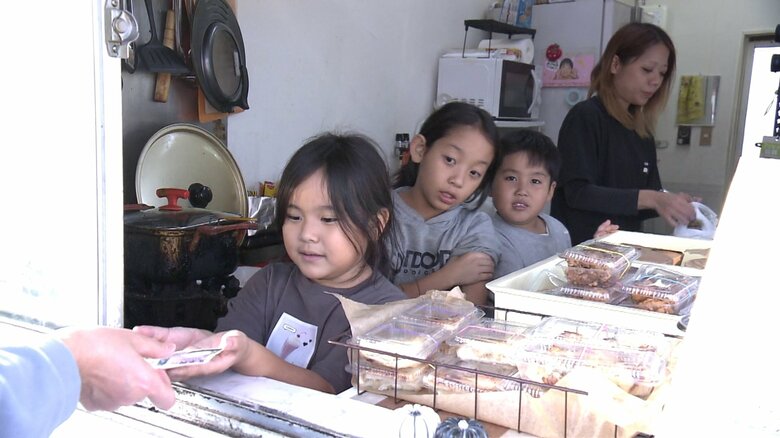 お母さんと一緒に接客する3人の子供たち