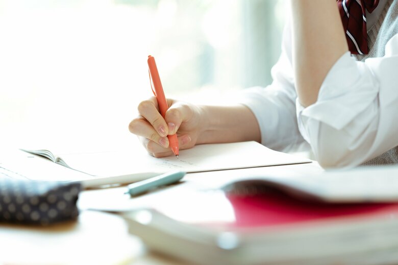 塾講師が女子生徒に寄り添ってくれたことで関係は親密に（画像：イメージ）