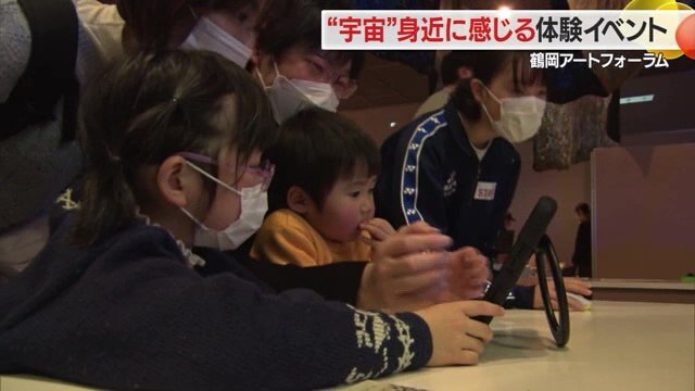 タブレット端末を使って探査車の操縦を体験