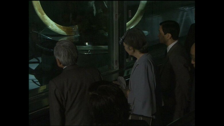 「冷凍マンモス」の展示をご覧になる両陛下と皇太子さま