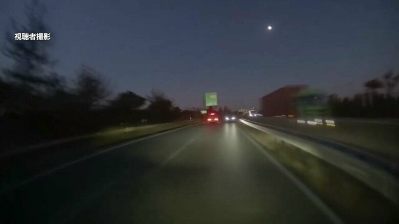 逆走する車（画面真ん中）