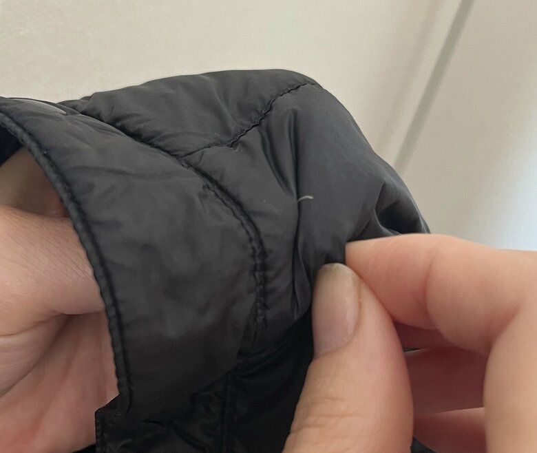 裏側からつまんで中に引き戻す（特集班撮影）