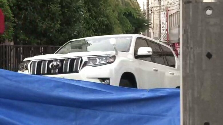 事件現場から運ばれる車