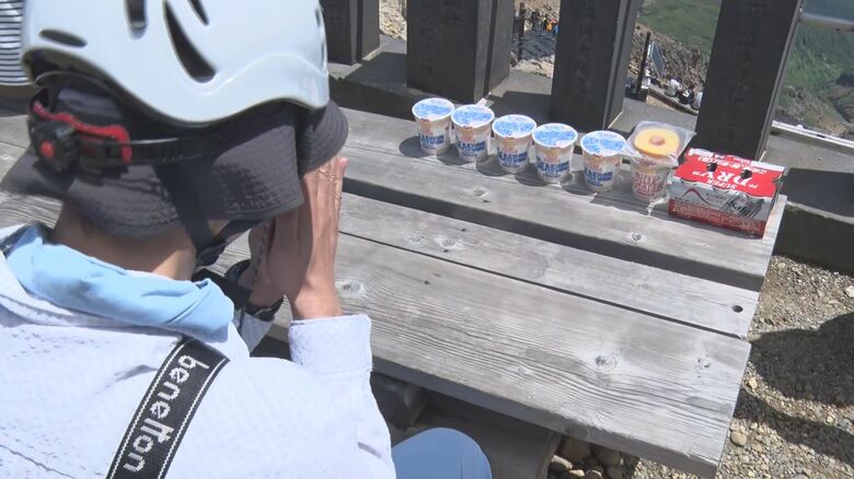発生時刻の11時52分に供養する里見さん（2023年7月29日）