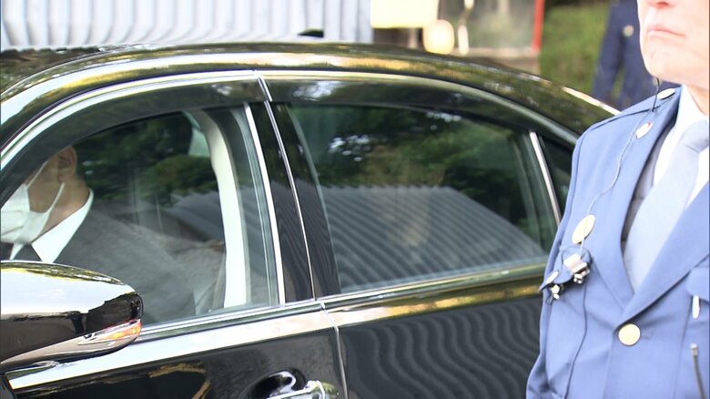 斂葬の儀に向かう佳子さまと悠仁さま　11月26日