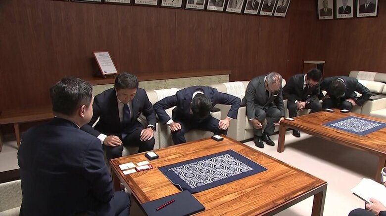 市長へ謝罪する「タカラレーベン」の手島芳貴マンション事業本部長など