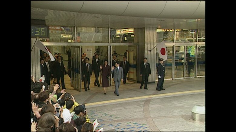 平成15(2003)年11月　JR浜松駅に到着された皇太子ご夫妻（静岡・浜松市）
