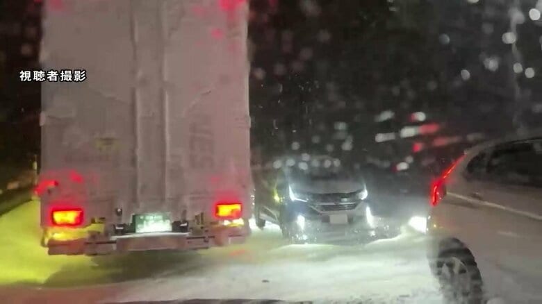 強いふぶきで車両が動けず（視聴者撮影）