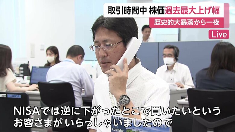 相次ぐ問い合わせに対応する職員