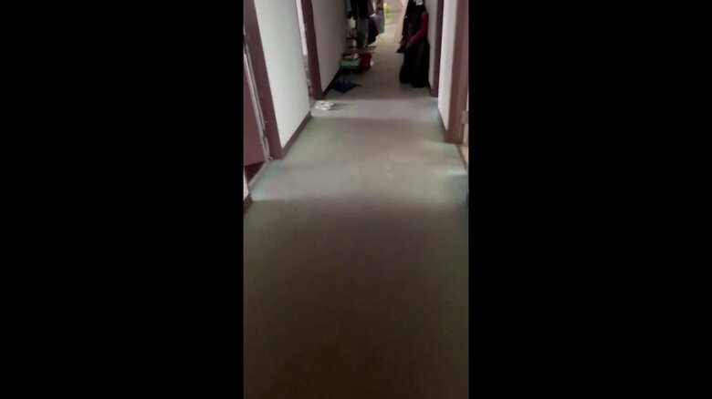 一夜明け行われた片付け作業で廊下には多くの荷物が置かれていた