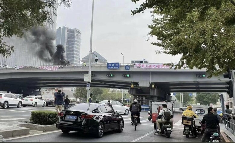 北京市で掲げられた習近平国家主席を名指しで批判する横断幕　10月13日（ツイッターより）