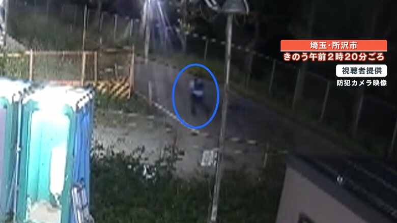 不審な男が走って行った方角へ走る警察官