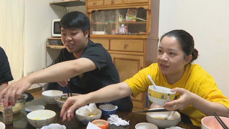 休日、ベトナムの友人2人を招き料理を振る舞う