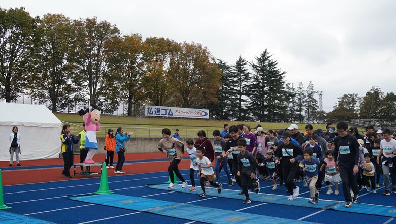 サザエさんが親子ペアランのスターターに