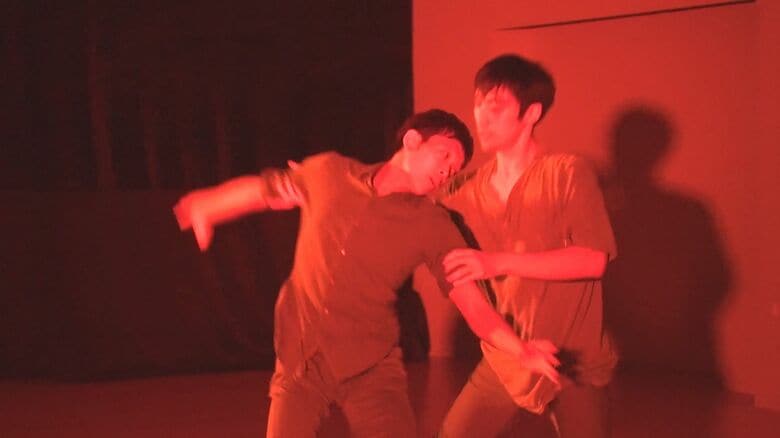 ダンスを披露