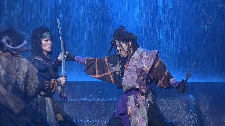 滝沢歌舞伎の演目「鼠小僧」での激しい殺陣は迫力満点
