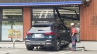 アクセルの操作ミスで急加速か？乗用車が車止めを破壊しコンビニに突っ込む＿運転していた60代女性が軽傷＿店内の客や従業員にケガなし〈札幌市〉