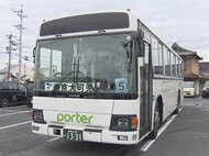 横断歩道渡っていた小学生の女の子 大型のスクールバスにはねられケガ バスに乗った生徒13人ケガなし